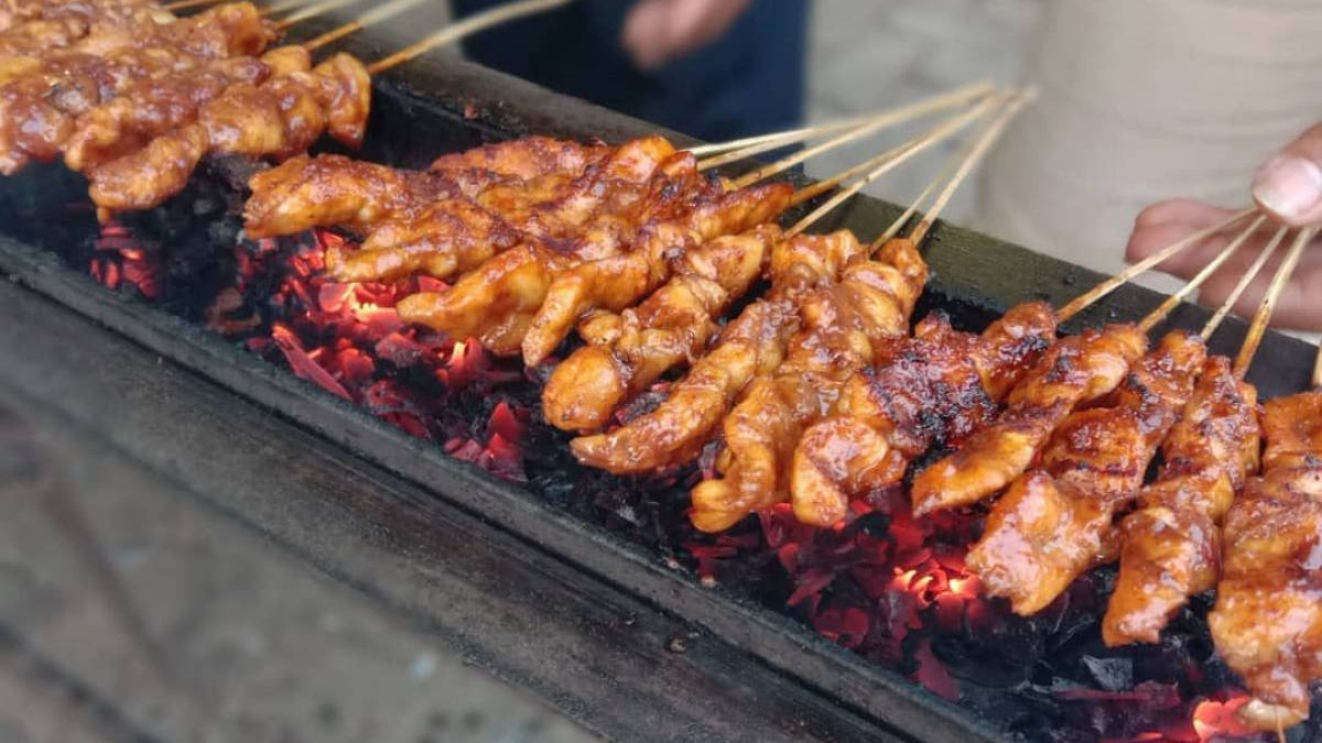 Sate Ayam Dan Kambing Cak Sholeh Madura: Rasa yang Menggoda di Setiap Gigitan